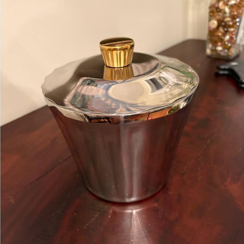 Threshold new ice bucket with tongs. Bucket is fluted